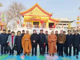 潍坊市老年(老干部)书画研究会走进“洪福寺”举办庆元旦迎新春茶话会暨“书画创作基地”揭牌仪式!