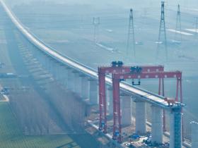 潍宿高铁首个跨高速铁路转体梁成功转体