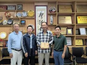 【桑梓情深】澳洲华人张江平向家乡江门捐赠珍贵侨史文物