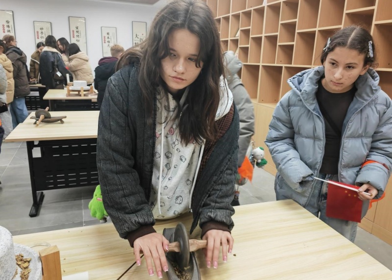 俄罗斯与蒙古国600余名青少年齐聚张家口 大境门研学共叙友谊-图片4