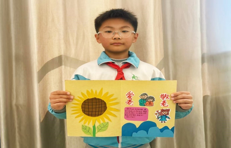 “稚心暖重阳 敬老传美德” ——山东省枣庄市立新小学东校开展重阳节主题系列活动-图片3