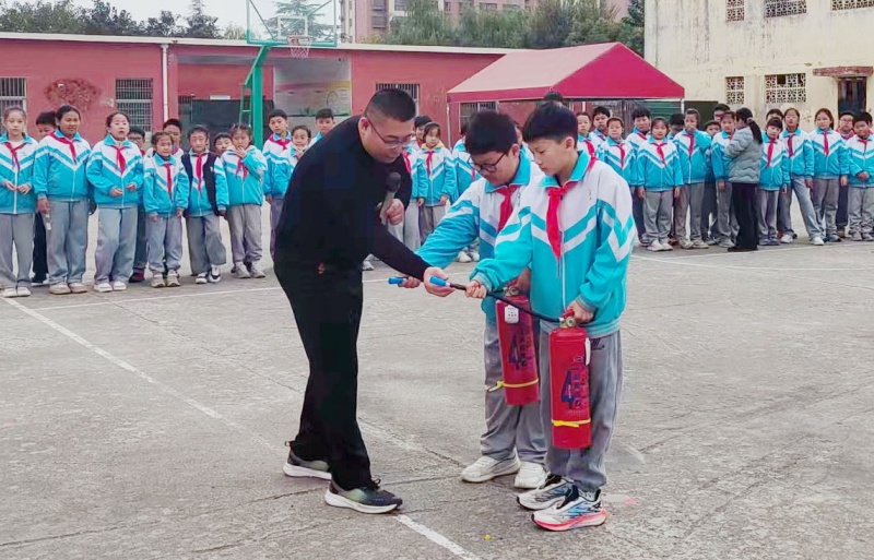 山东省枣庄市立新小学东校区开展“筑牢安全防线, 争当消防卫士”主题系列活动-图片3