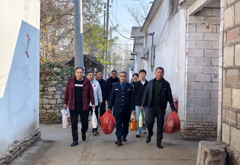 党旗映寒日 暖意润民心——山亭东运营、养护党支部开展“寒冬送温暖”慰问活动-图片2