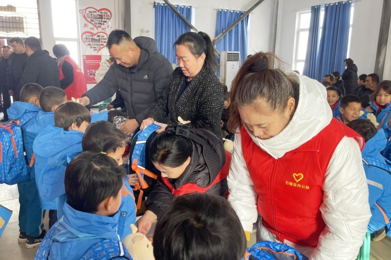 喀什地区慈善总会:寒冬送温暖 真情暖童心-图片7