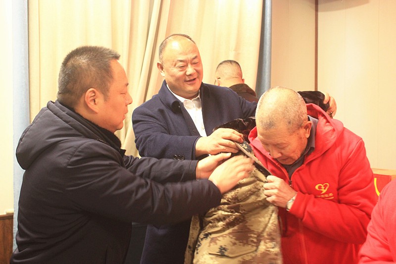 枣庄市工商联携山东红三叶钢构走进敬老院开展温情慰问活动-图片4